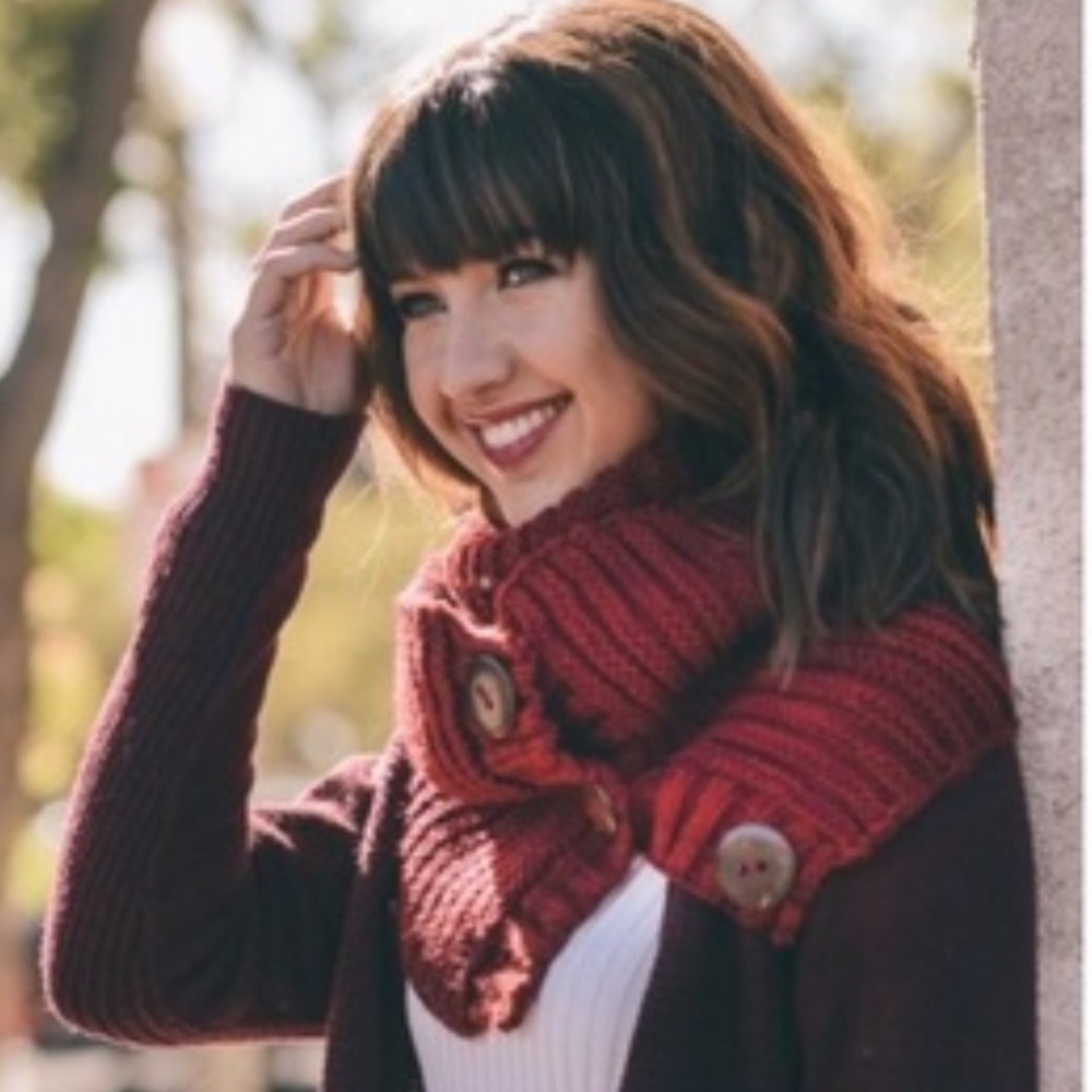 ✨5⭐️NEW!✨LAST 1!✨CHIC KNIT BUTTON RED INFINITY SCARF